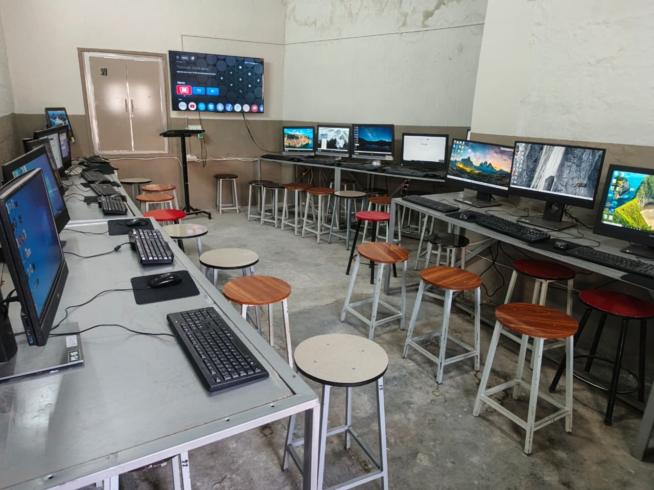 Advanced computer lab for programming courses at LCST