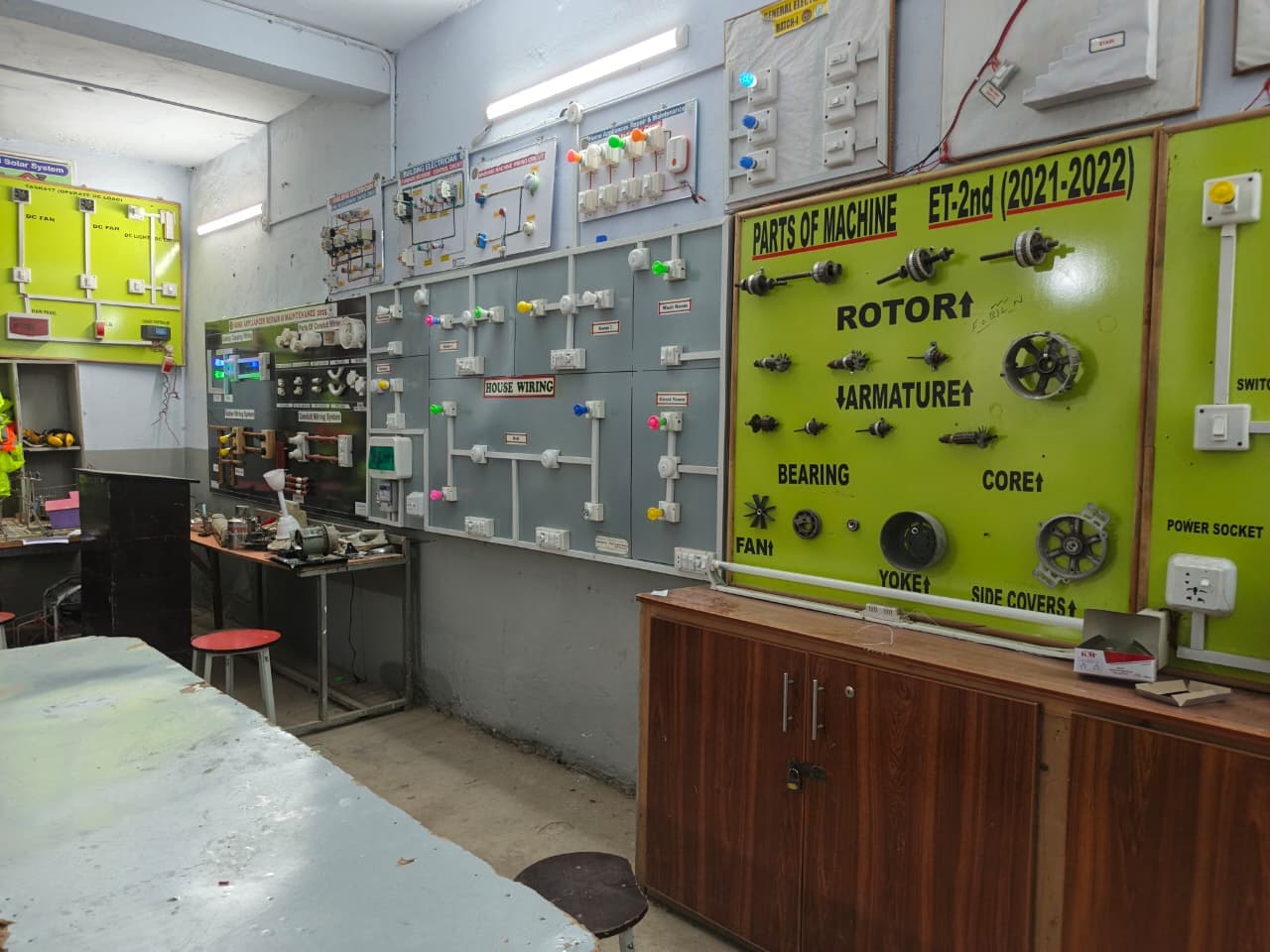 Electrical lab equipment and measuring tools at LCST